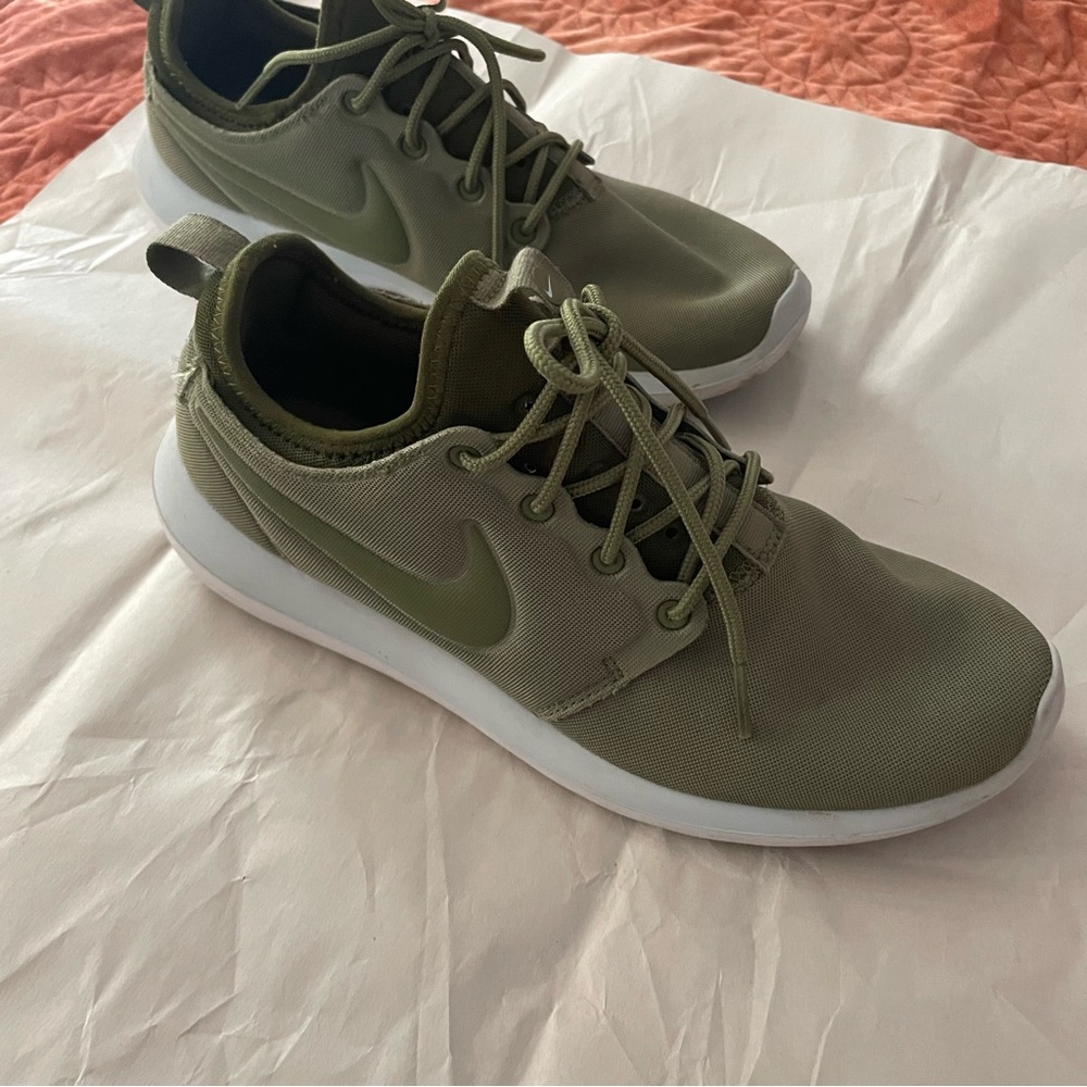 Nike Women's Olive Green Lightweight Sneakers